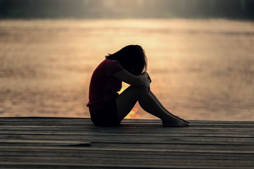 Femme triste au bord de la mer