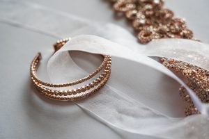 Bijoux en or déposés sur un ruban