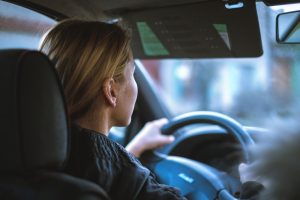 Femme passant le permis voiture