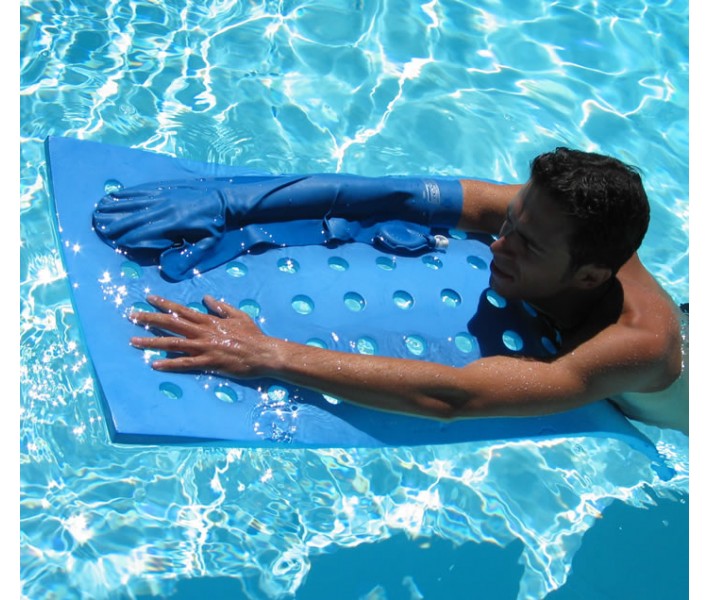 protège plâtre sur bras homme dans l'eau