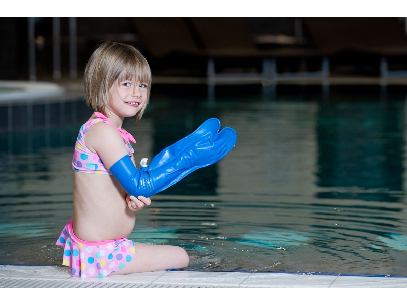 protège plâtre enfant au bord de la piscine